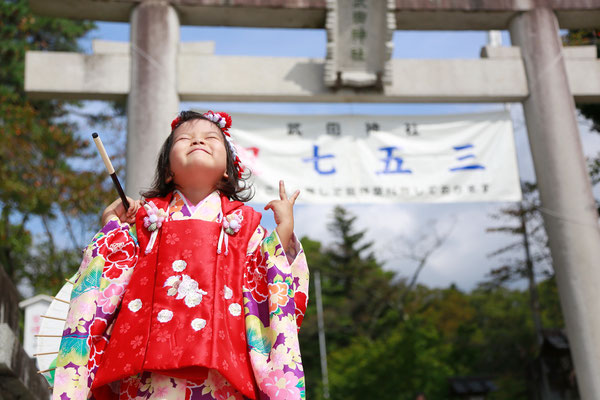 山梨県武田神社にてロケーションフォトを行う3歳七五三鳥居を背景に