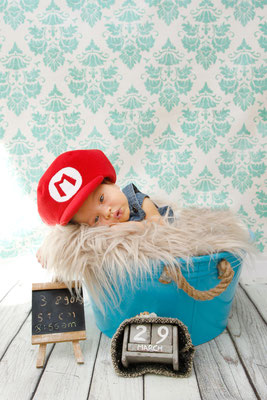 Baby Homeshooting, kleiner niedlicher Bub mit Mario Hut, Hildisrieden