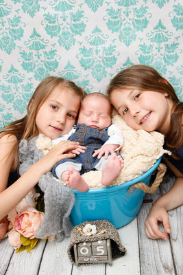 Kinderfotograf, stolze Schwestern mit Babybruder ♥, Herznach