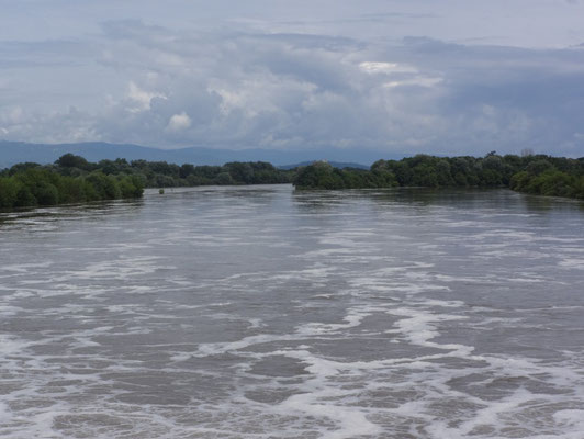 Staustufe bei Hochwasser