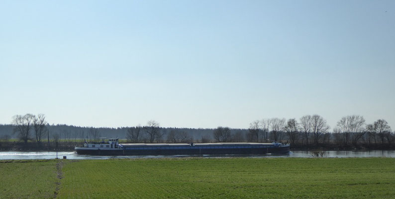 Blick auf die vorbeifahrenden Schiffe