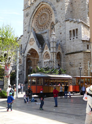 Kirche in Soller mit der Straßenbahn