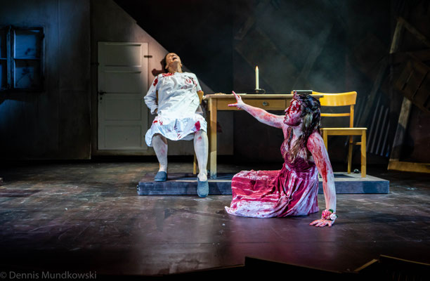 CARRIE - Das Musical, Margarete (Maya Hakvoort) & Carrie (Lorena Dehmelt)