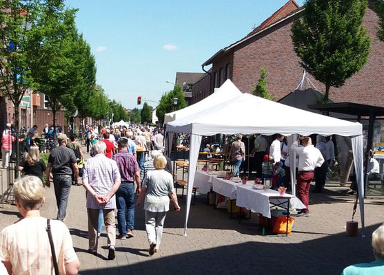 Nach dem Gottesdienst strömen die Paten zu ihren Tischen