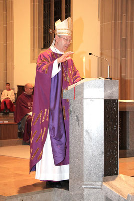 Weihbischof Stefan Zekorn bei der Predigt