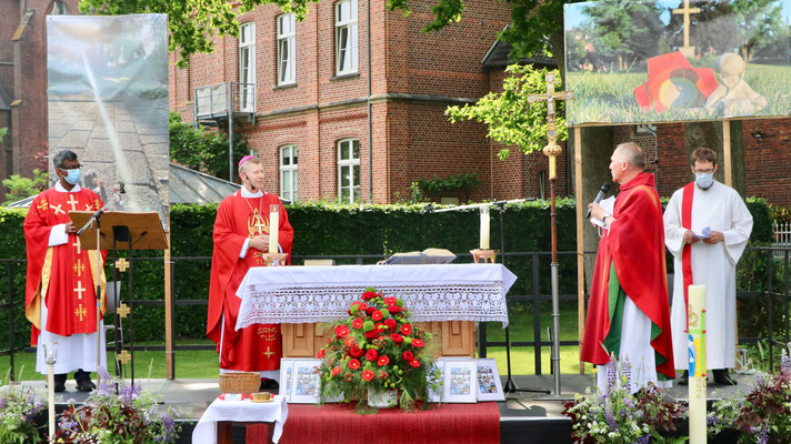 Die Priester mit Pastoralreferent Martin Reuter am Altar auf der Bühne