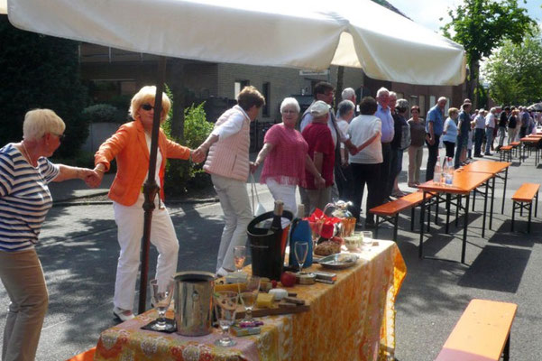 Zum Abschluss bildeten die Teilnehmer eine lange Menschenkette ..... und beteten gemeinsam das 'Vater Unser'