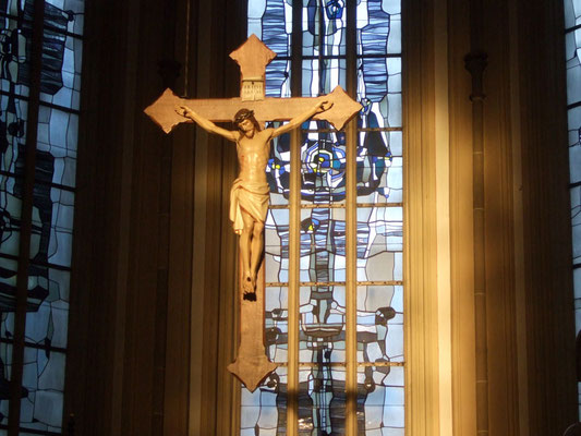 1980 - das restaurierte Kreuz im Chorraum 