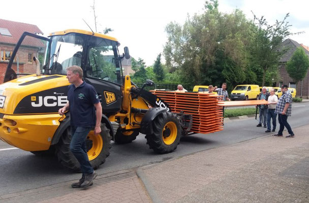 Die Schützen sorgten für die Aufstellung und den Abtransport der Tische