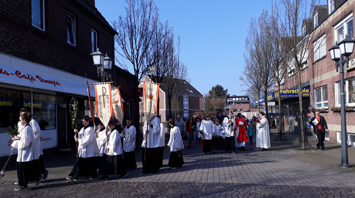 Auf dem Weg zur Kirche