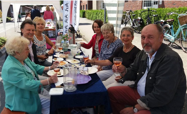 Hier kommt eine Bilderreihe der vielen Tische