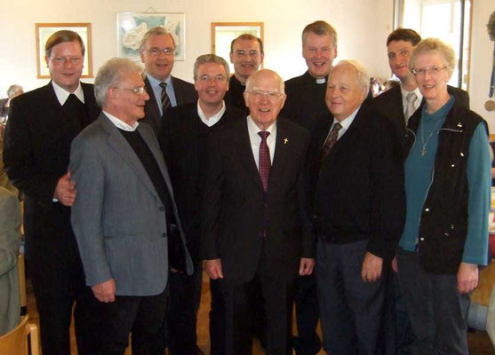 v.l.: Pfr. Dirk Holtmann - Osterwick, Pfr. em. Robert Lenfers - Coe, Pfr. em. Dieter Frintrop - Coe, Kreisdechant Johannes Arntz - Coe, Pfr. Carsten Remke - Holtwick, Pfr. em. Oskar Müller -Coe, Dechant Bernd de Baey - Olfen, Prof. em. Dr. Heinrich Petri 