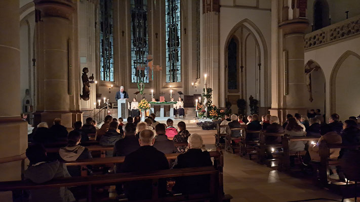 Der Gottesdienst ist feierlich gestaltet - hier bei der Lesung 
