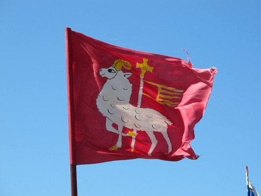 und versammelt sich um ihre Banner