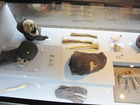 Grausige Funde aus den Massengräbern der Schlacht, heute im Museum - 