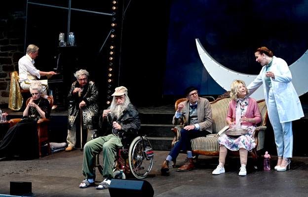 © Eugen Sommer, EWIG JUNG (2023), Burgfestspiele Bad Vilbel