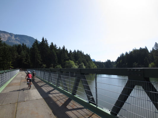 Erste Fahrt über die neu errichtete Neppomukbrücke