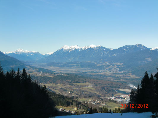 Schöner Blick vom Dreiländereck ins Gailtal mit der schneebedeckten Spitzegelgruppe im Hintergrund