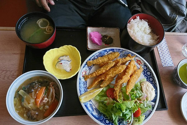 6.一方本隊は昼食。つぼさんのワカサギのフライ。