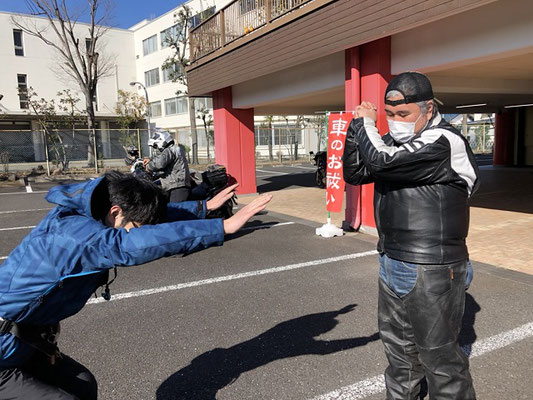 19.遅れた人には、偽祈祷師が・・・(笑)