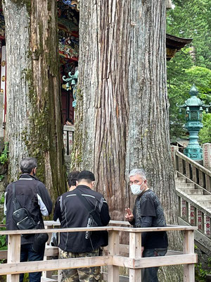 45.ご神木の前でも、この調子。撥当たるぞ！・・・って、朝一で当たってます(爆)