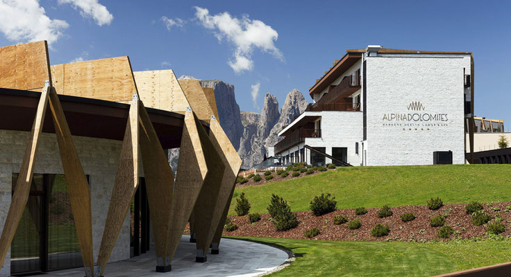 Hotel Natursteinfassade - Alpina Dolomites