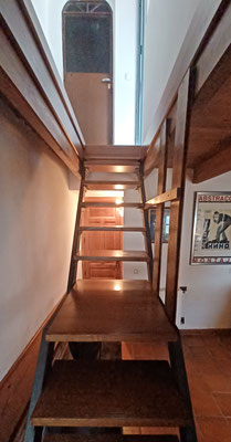Escalera de subida dormitorio 3