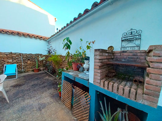 Barbacoa en el patio Alojamiento Rural Cortelazor Casa Maricolilla