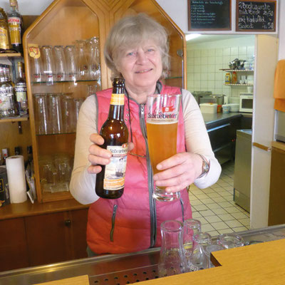 ... auf ein alkoholfreies Weizen mit Wirtin Rita!