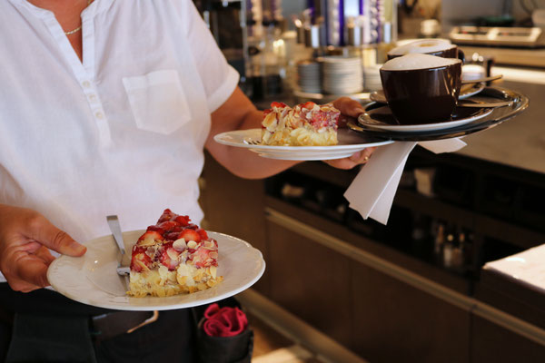 Erdbeertorte mit Kaffeetasse