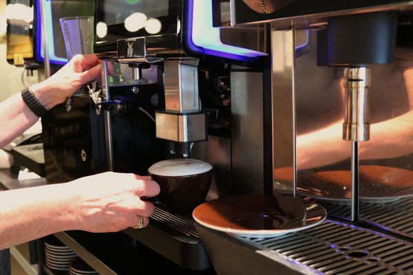 Kaffeemaschine mit frisch gezogenem Kaffee