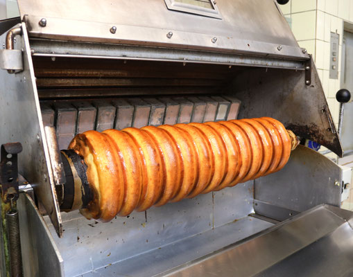 Baumkuchen auf der Walze in der Backstube