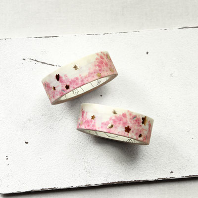 Zwei Rollen Klebeband mit rosa Blumenmuster auf hellem Hintergrund.