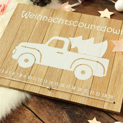 Holz-Schild als Adventskalender mit Pickup-Truck-Motiv und Zahlen von 1 bis 24.