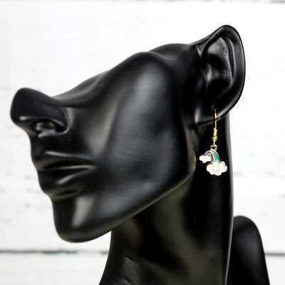 Schwarze Mannequin-Kopf trägt Ohrring mit Wolken- und Regenbogendesign.