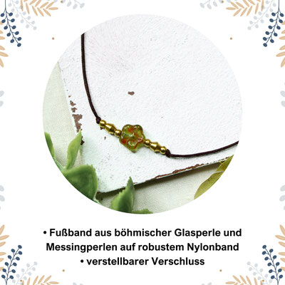 Fußband aus Glasperlen und Messing auf Nylonband, umgeben von Pflanzen.