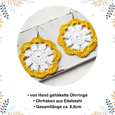 Handgehäkelte Ohrringe in Weiß und Gelb mit Edelstahlhaken, Länge 8,6 cm. Perfekt für einen einzigartigen, handgemachten Look.