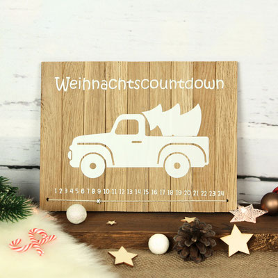 Holz-Adventskalender mit liebevollen Zahlen, die die Tage bis Weihnachten zählen.
