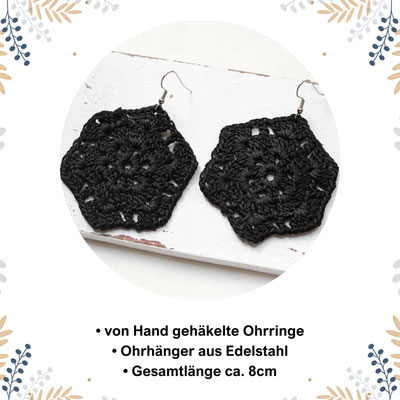 Handgehäkelte schwarze Ohrringe aus Edelstahl auf weißem Hintergrund, Länge 8 cm.