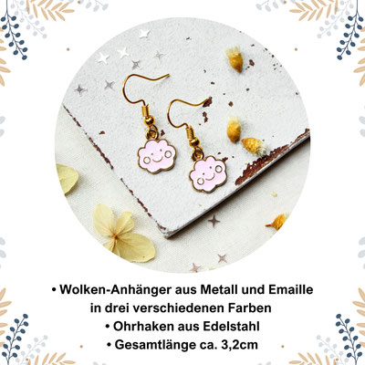 Metall-Wolkenanhänger an Edelstahlhaken, umgeben von Blättern auf weißem Grund.