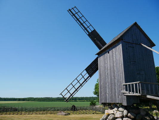 Windmühlen prägen das Bild der Insel