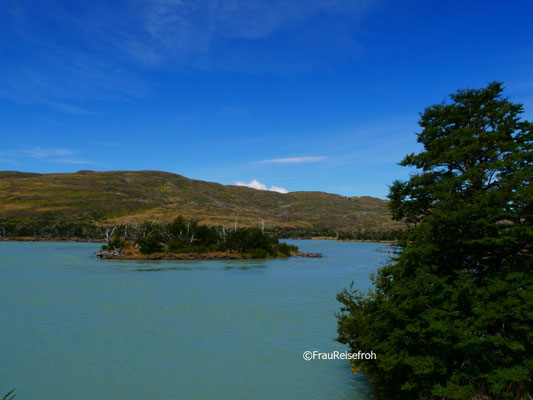 Flussbiegung unter blauem Himmel in Torres Del Paine Nationalpark