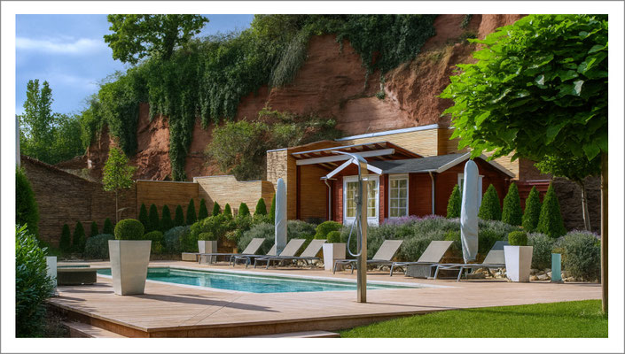  Privater Gartenpool mit großer Wasserfläche und klarer Beckenform im Außenbereich.