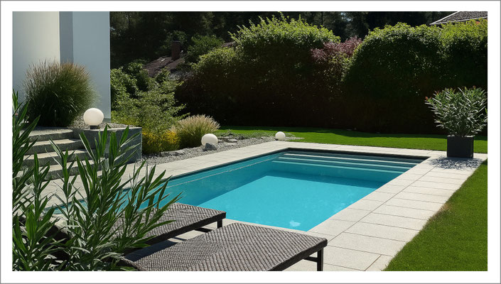 Privater Gartenpool mit komfortabler Einstiegslösung und klarer Beckenform im Außenbereich.