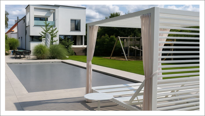 rivate Poolanlage mit moderner Gestaltung und klarer Beckenform im Außenbereich eines Wohnhauses.