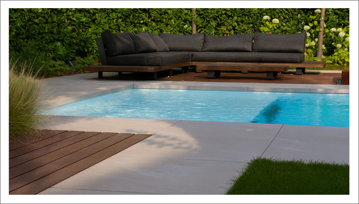 Poolbecken mit Lounge-Bereich und stilvollem Design – Premium Fertigpool für Garten und Wellness