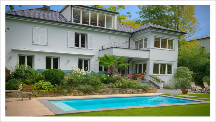 Privater Swimmingpool mit großzügigem Einstieg und klarer Beckenform im Garten.