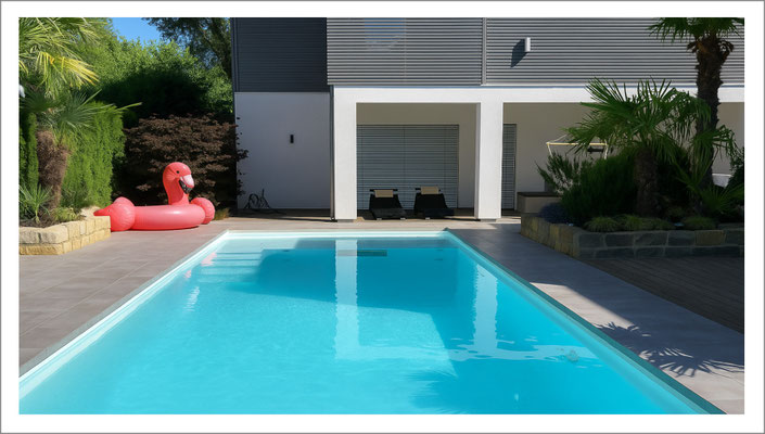 Riviera Pool WetLounge mit integrierter Flachwasserzone als moderner Relaxbereich im Gartenpool.