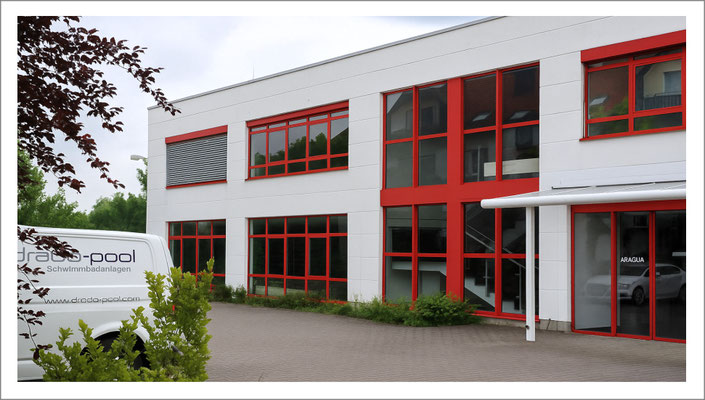 Firmengebäude und Zentrale von Dorada Pool für Poolbau, Wellnesslösungen und Kundenberatung.