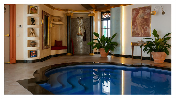 Modernes Hallenbad mit klarer Architektur und hochwertiger Pooltechnik für den privaten Innenbereich.